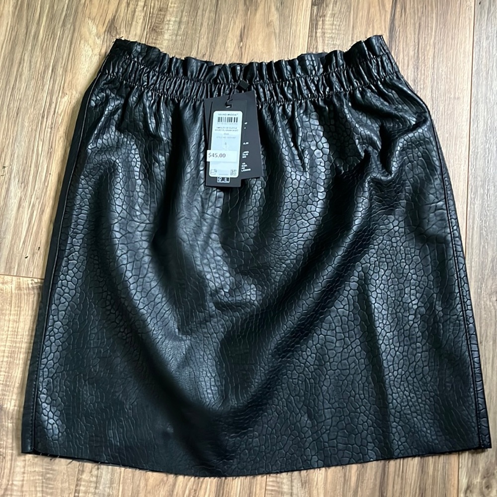 NWT Vero Moda textured black faux leather skirt S